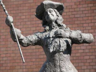Figur vor dem Nationaltheater