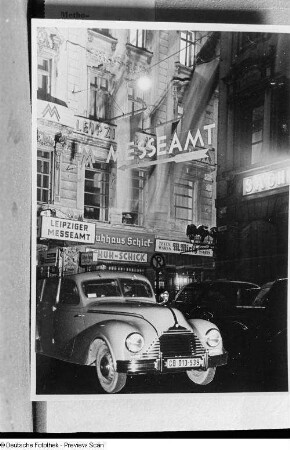 Vorderansicht eines fahrenden BMW 340 bei Nacht, im Hintergrund das Messeamt (Fotomontage)