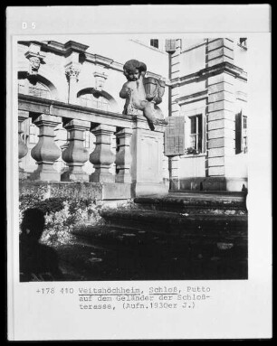 Putto auf dem Geländer der Schloßterrasse