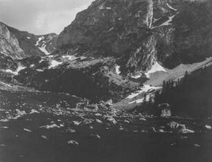 Bergtal mit Findlingen : Blick in ein Bergtal mit Findlingen im Vordergrund