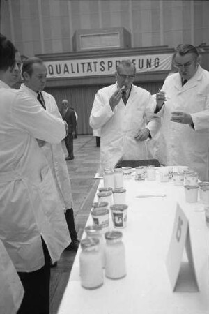 Qualitätsprüfung von Milcherzeugnissen aus ganz Baden-Württemberg in der Stadthalle im Auftrag der Deutschen Landwirtschafts-Gesellschaft