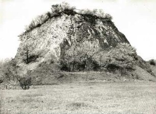Cottaer Spitzberg. Basaltkuppenrest nach Bruchbetrieb