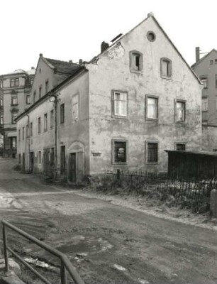 Dresden-Strehlen, Kreischaer Straße 13. Wohnhaus (1865). Straßenansicht über den Kaitzbach von Westen