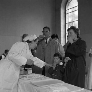 Schluckimpfungs-Aktion des Staatlichen Gesundheitsamts gegen spinale Kinderlähmung.