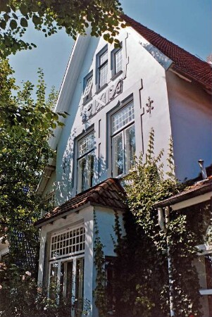 Lindenstraße 14: Stadtvilla: Straßenfront, Teilansicht: Quergiebel, daran Auslucht, rechts Veranda