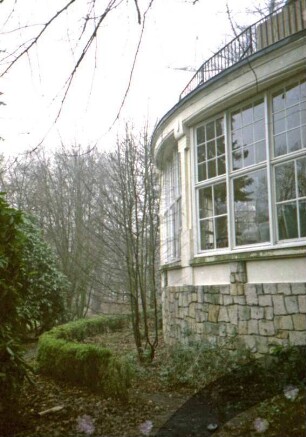 Im Gellhornpark: Villa: Gartenfassade, Teilansicht: halbrunder Vorbau mit Sprossenfenstern, darauf Altan