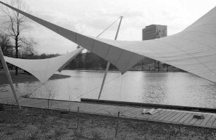 Anbringung einer Zeltkonstruktion an der Gondoletta-Anlegestelle im Stadtgarten als Sonnenschutz anläßlich der Bundesgartenschau 1967.
