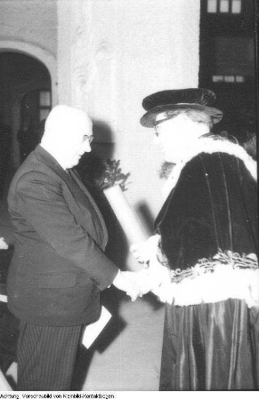 Dresden, Dresdner Kreuzchor. Festakt zum 70. Geburtstag von Rudolf Mauersberger (29. Januar 1959) in der Heinrich-Schütz-Kapelle der Dresdner Kreuzkirche, 1957/59. Gaben- und Blumenarragement privat