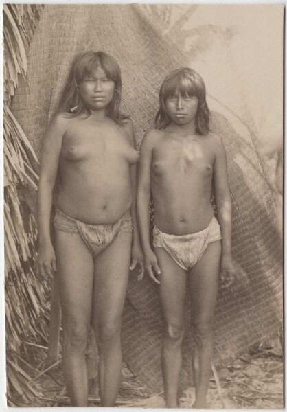 Karajá woman and girl with bast aprons