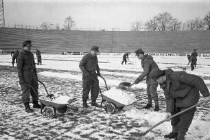 Vorbereitungen für das Fußballspiel KSC : 1. FC Nürnberg im Wildparkstadion.