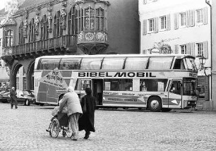 Freiburg im Breisgau: Bibelmobil auf dem Münsterplatz