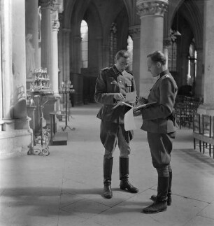 Franz Prinz von Sayn-Wittgenstein (links) und Hans-Adalbert von Stockhausen (rechts) betrachten Abzüge im Chorumgang der Kathedrale Saint-Julien in Le Mans (Aufnahme im Rahmen der Fotokampagne im besetzten Frankreich)