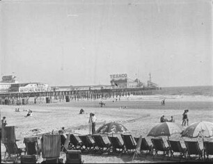 Blick auf den Texaco Beach mit Seebrücke im Freizeitpark Steel Pier in Atlantic City. (USA-Reise 1933)