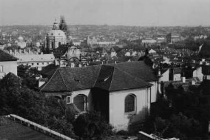 Blick vom Platz vor der Burg (Hradschin), links die Kuppel der Nikolauskirche auf der Kleinseite