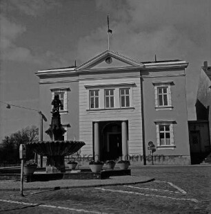 Historisches Rathaus: Hagenstraße / Marktplatz: links Gänseliesel-Brunnen mit Blumenschmuck und Parkuhr: rechts Hausecke