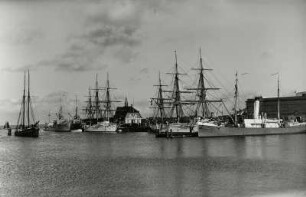Stralsund, Hafen, Blick von der Mole auf Kaianlagen u.a. mit Segelschiffen, links das Segelschulschiff der schwedischen Marine