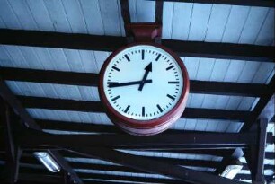 Bahnhofsuhr unter der Überdachung des Bahnsteigs