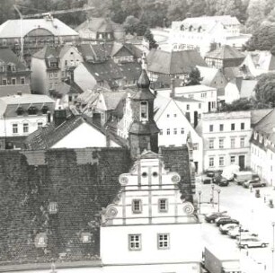 Colditz. Markt. Blick vom Turm der Stadtkirche St. Egidien über das Rathaus nach Nordwesten