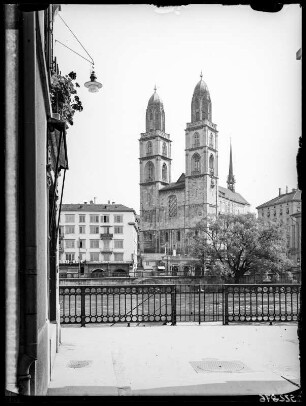 Zürich, Grossmünster, Ansicht über den Limmat