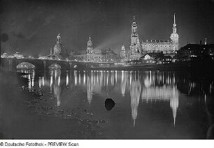 Dresden. Blick vom Neustädter Elbufer in Höhe des Japanischen Palais nach Südosten auf die Altstadt