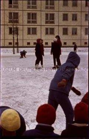 Winter in Berlin: Kinder beim Schlittschuhlaufen