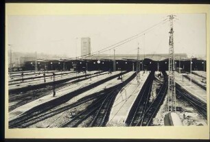 Sicht auf den Hauptbahnhof von den Gleisanlagen und Bahnsteighallen her