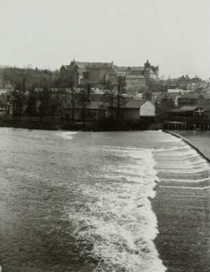 Colditz, Blick von Westen über das Wehr der Zwickauer Mulde zum Schloss