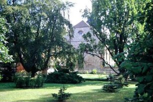 Blick durch parkartige Anlage des Edelhofes zur Kirche