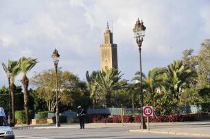 Minarett in Rabat : Rabat ist die Hauptstadt des Königreiches Marokko. Blick aus dem Königspalast auf das Minarett der Moschee Es-Sunna, aufgenommen am 05.11.2008