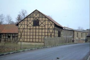 Straße und Fachwerkscheune