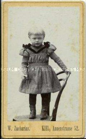 Kleines Mädchen, auf einem Stuhl stehend, Carte de Visite