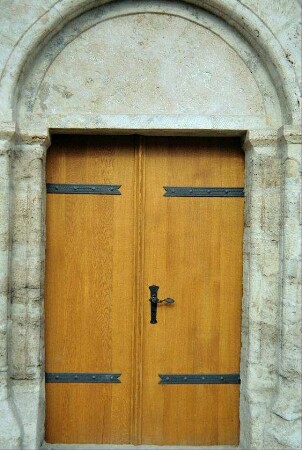 Katharinenkirche; Portal im Langhaus mit erneuerter Tür
