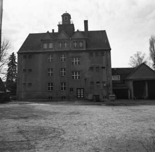 Dresden-Hellerau, Schröderstraße 28. 84. Oberschule (1920/25; C. Frick). Hoffront