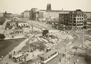 Dresden, Postplatz im Umbau : Dresden-Altstadt. Blick vom ehemaligen Hotel "Weber" in die Ernst-Thälmann-Straße (Wilsdruffer Straße), Zustandsaufnahme 1957