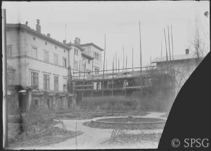 Potsdam, Villa Liegnitz, Ansicht von Südwesten, Hofansicht, während der Bauarbeiten zum Anbau von 1908.