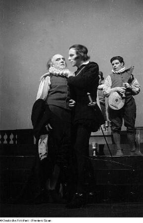 Szenenbilder aus dem Stück "Hamlet" von William Shakespeare am Deutschen Theater Berlin : Szene mit Horst Caspar als Hamlet (rechts)