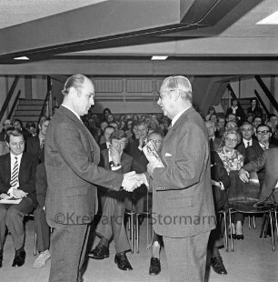 Stadtschule: Salinenstraße: Einweihung des Neubaus: Bürgerworthalter Georg Koch übergibt einen symbolischen Generalschlüssel an einer langer Kette an Rektor Karl Heinz Goldenbaum