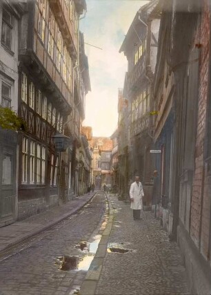 Quedlinburg, Straßenansicht. Gasse mit Gaststätte "Ernst Gens" und Schuhmacher vor einer Schuhmacherei