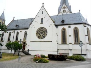 Daxweiler-Ansicht von Süden mit spätgotischem Chor sowie Neugotischem Langhaus