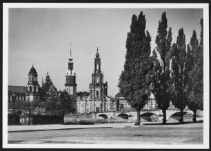 Dresden, Schloß und Hofkirche : Dresden. Blick vom Neustädter Ufer über die Elbe auf die Silhouette der Altstadt mit Ständehaus, Residenzschloss und Hofkirche und Augustusbrücke