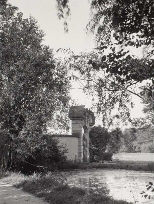 Mittweida, Park : Mittweida. Parkanlage. Teich gegen Tor und Einfriedung