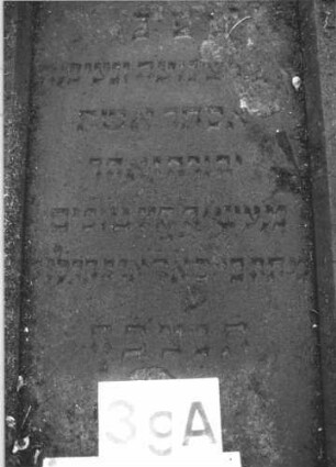 Grabstein 39 (Index: 100105999) Material: Sandstein Zustand: Stein liegend, verwittert Maße HxBxT: 174x63x16 cm Beschreibung: Stele, Sockel, giebelartiger Aufsatz mit Mittelakroter, rechteckiges Schriftfeld eingetieft: Grabstein 39A