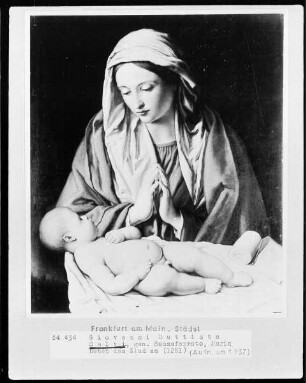 Maria betet das vor ihr liegende Kind an