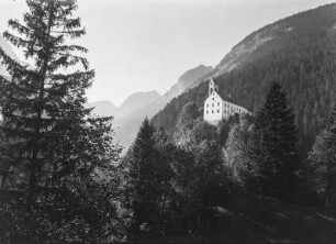 Die Abtei St. Georgenberg-Fiecht : Bewaldetes Gebirge auf die Abtei St. Georgenberg-Fiecht