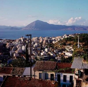 Patras. 95.000 Einwohner, Hauptstadt von Achaia. Blick vom Kastron (= Akropolis) auf Golf und Festlandsberge