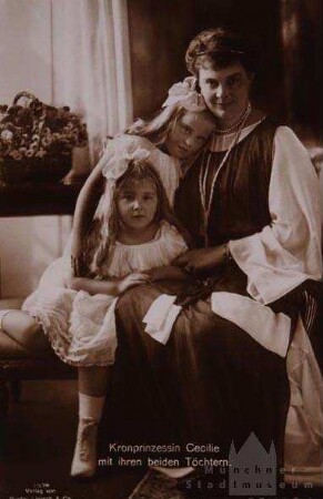 Kronprinzessin Cecilie mit ihren beiden Töchtern Cecilie (1917-1975) und Alexandrine (1915-1980) von Preußen