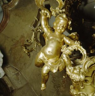 Putto auf Vase