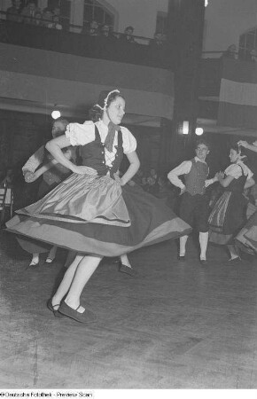 Tanzende Paare in Tracht bei einer Kulturveranstaltung der Gewerkschaft Handel
