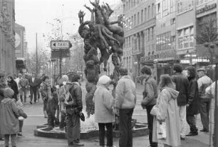 Bronzebrunnen "Jungbrunnen" von Bildhauer Prof. Karl Henning Seemann auf der Südseite der Kaiserstraße Ecke Lammstraße