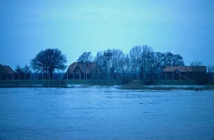 DDR-Grenzturm / Elbe bei Hochwasser
